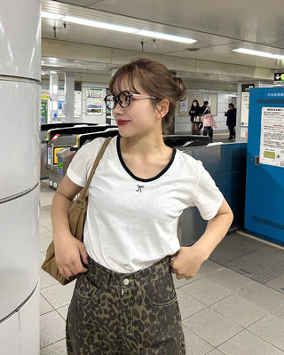 Two-tone neckline ribbon half T-shirt