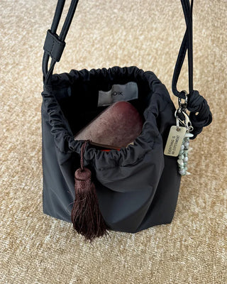 [8th Re-release] (ORIGINAL) Medium Drawstring Shoulder Bag (black)