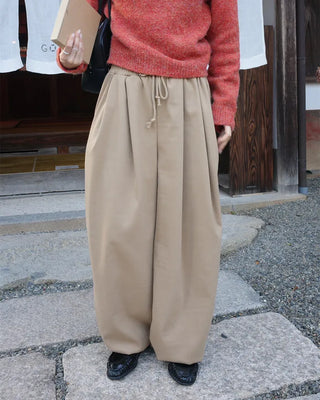 Elastic waistband, one-pleat slacks