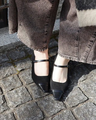 Pointed-toe strap heels