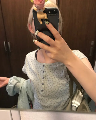Flower punched button short-sleeved T-shirt