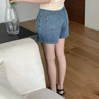 Pleated denim shorts