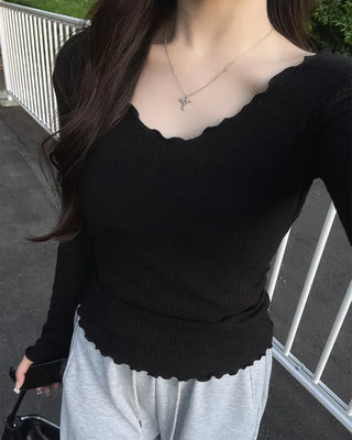V-neck wave scallop point T-shirt
