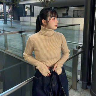 Hand warmer high neck T-shirt