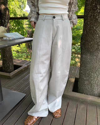 Curved wide-leg pants