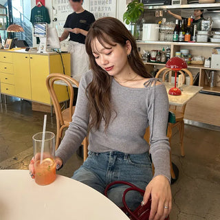 One-shoulder long-sleeved T-shirt