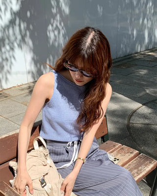 Boat neck sleeveless knit