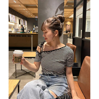 Striped off-shoulder ribbon T-shirt