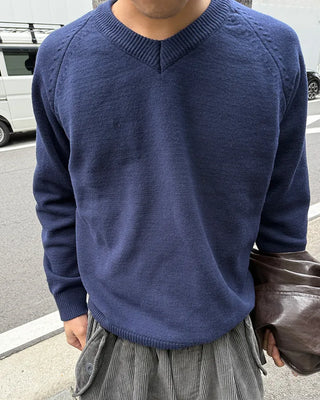 Simple V-neck knit