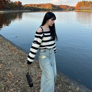 Shoulder slit striped knit