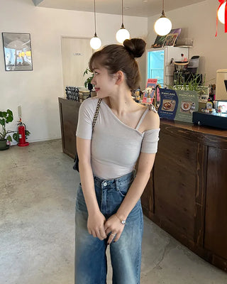 One-shoulder strap half-sleeve T-shirt
