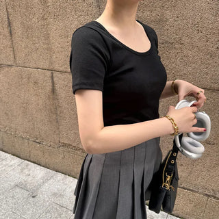 Simple U-neck T-shirt