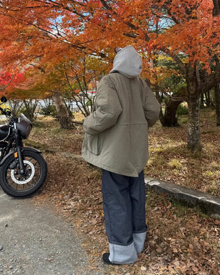Rolled-up rigid denim pants