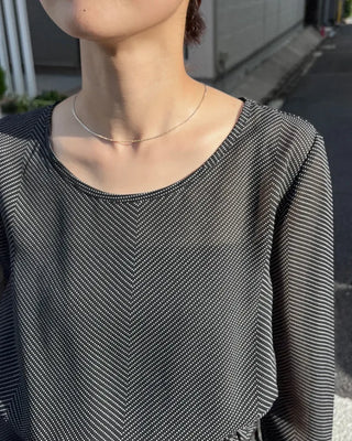 Simple line necklace