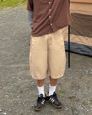 Bermuda shorts with side pleats
