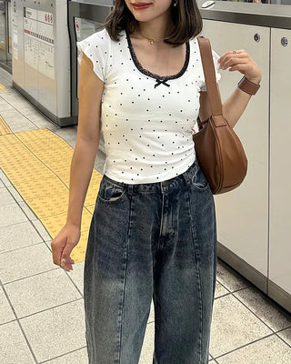Short-sleeved t-shirt with built-in cups and polka dot lace