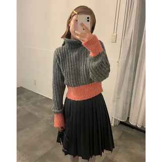 Ribbed two-tone turtleneck knit