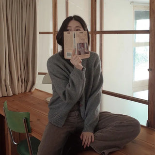 Thick round neck tone-down color knit cardigan