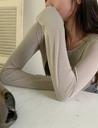 Basic U-neck long-sleeve T-shirt for layering