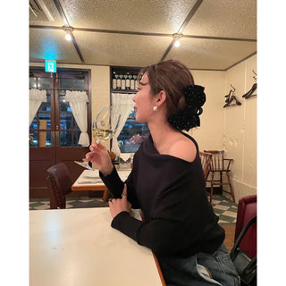 Off-shoulder knit