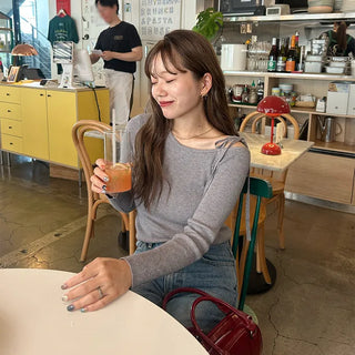 One-shoulder long-sleeved T-shirt