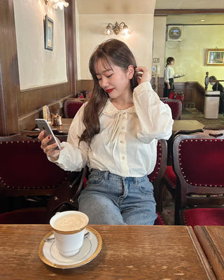 Round lace collar blouse