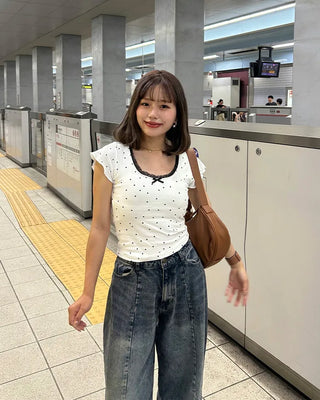 Short-sleeved t-shirt with built-in cups and polka dot lace