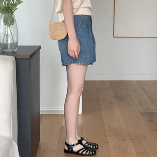 Pleated denim shorts
