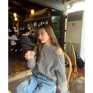 One-shoulder cable knit