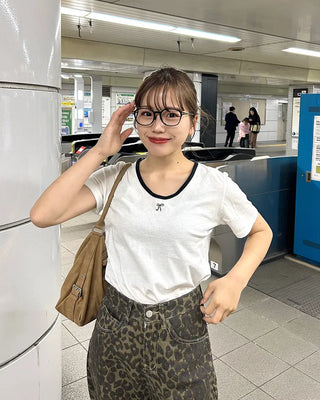 Two-tone neckline ribbon half T-shirt