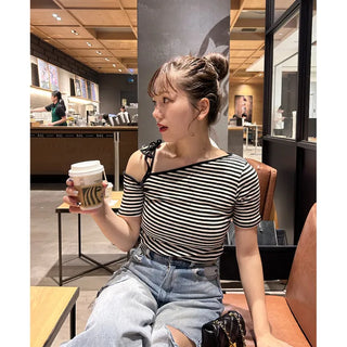 Striped off-shoulder ribbon T-shirt