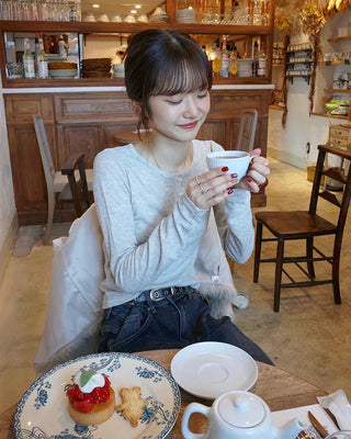 Round neck button long sleeve T-shirt