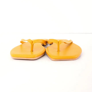 Square-line beach sandals