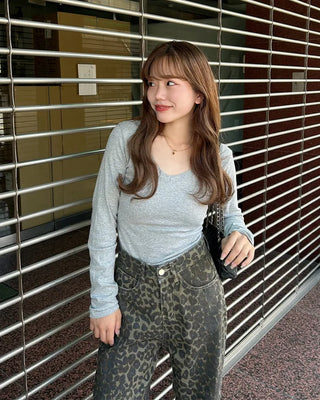 V-neck slim long T-shirt