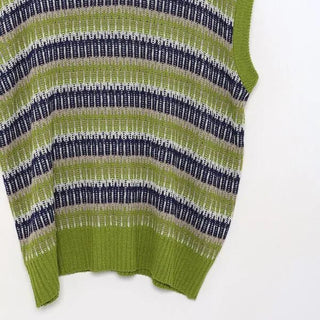 V-neck pattern knit vest