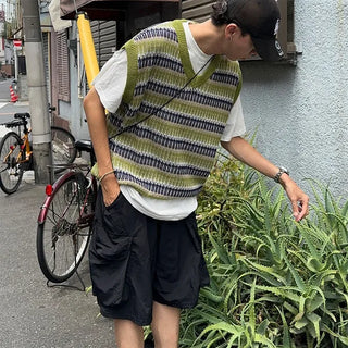 V-neck pattern knit vest