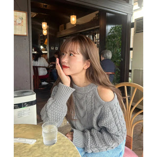 One-shoulder cable knit