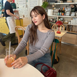 One-shoulder long-sleeved T-shirt