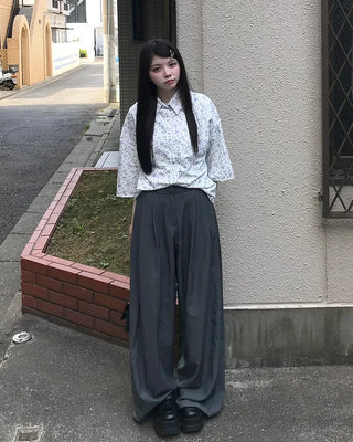 Pleated wide-leg slacks