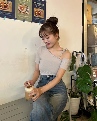One-shoulder strap half-sleeve T-shirt