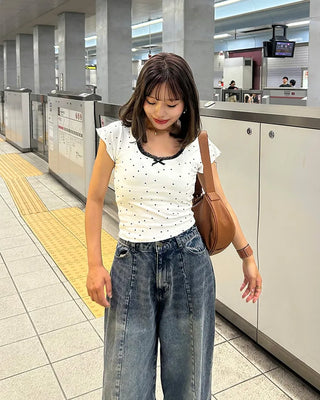 Short-sleeved t-shirt with built-in cups and polka dot lace