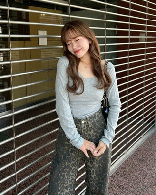 V-neck slim long T-shirt