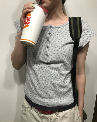 Flower punched button short-sleeved T-shirt