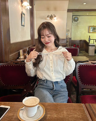 Round lace collar blouse