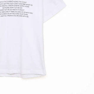 Small lettering short-sleeved T-shirt