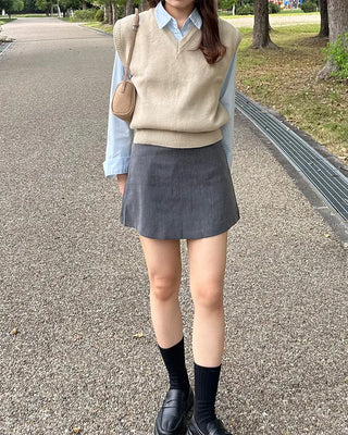 V-neck ribbed hem semi-cropped knit vest