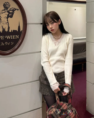 V-neck lace-point knit