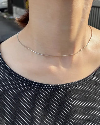 Simple line necklace