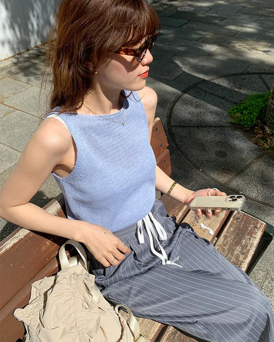 Boat neck sleeveless knit