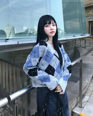 V-neck argyle pattern loose knit